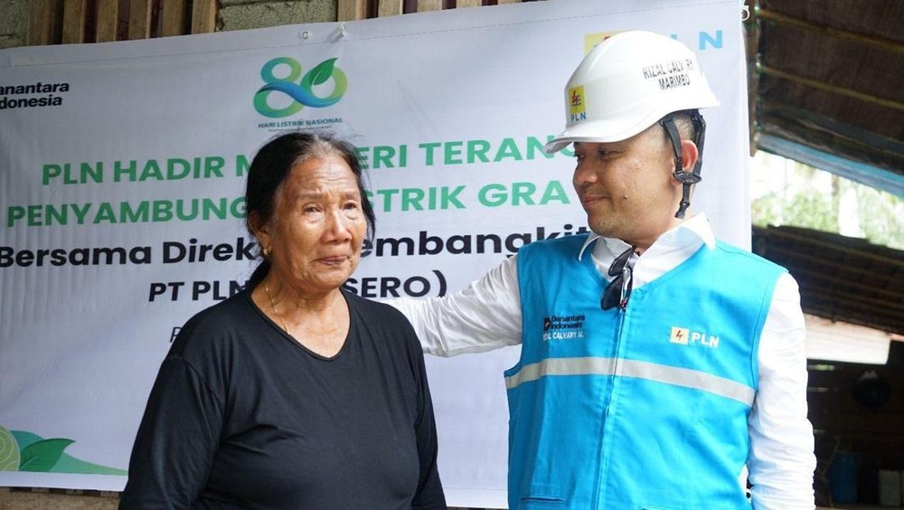 Setelah Bertahun-tahun dalam Kegelapan, Ni Wayan Akhirnya Nikmati Terangnya Listrik