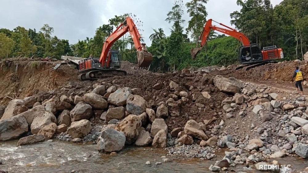 PU Kerahkan Alat Berat Tangani Banjir Susulan di Agam