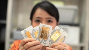 Harga Emas Antam Terjun Bebas, Sentuh Level Terendah