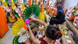 Permintaan Tinggi, Produsen Parsel Lebaran di Bandung Genjot Produksi