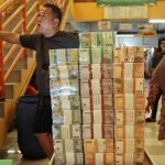 Jasa Tukar Uang Pinggir Jalan Asemka: Aman Berkat 'Mata-Mata'