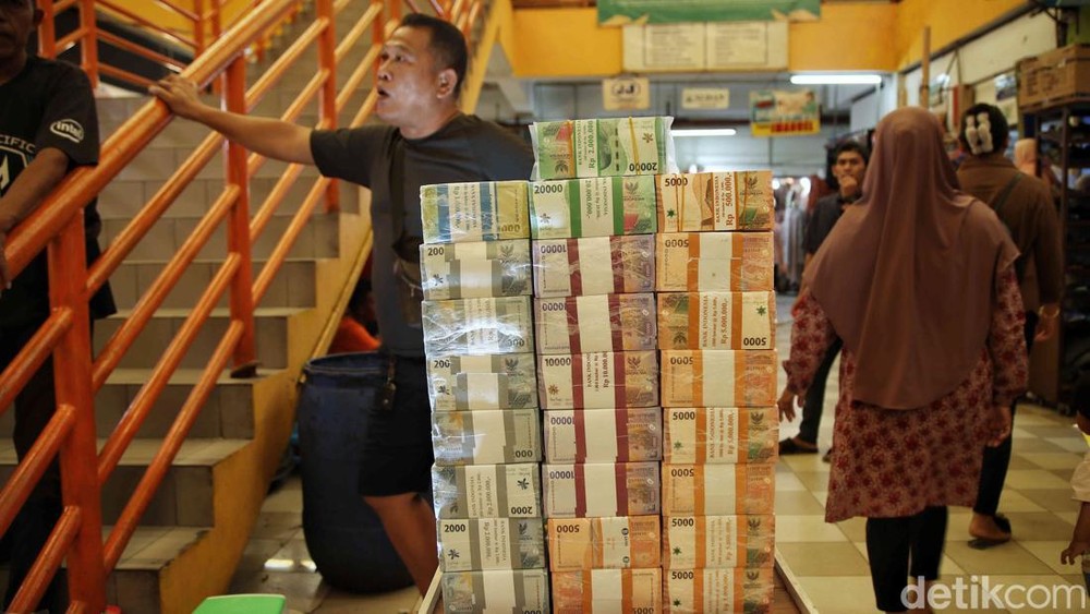 Jasa Tukar Uang Pinggir Jalan Asemka: Aman Berkat 'Mata-Mata'