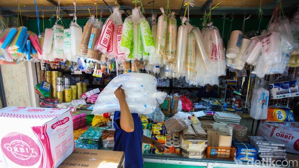 Harga Plastik Meroket, Pedagang Pasar Menjerit