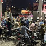 Harga BBM Meroket, SPBU di Pakistan Diserbu Warga