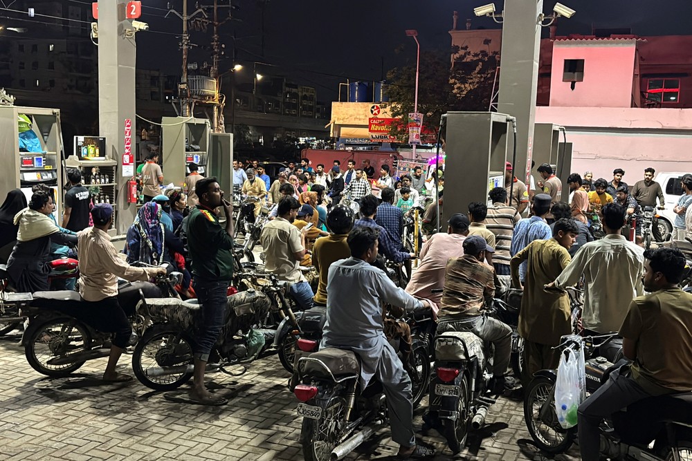 Harga BBM Meroket, SPBU di Pakistan Diserbu Warga